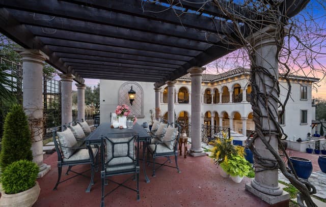 7-bedroom rental at 11 Vineyard Dr. in San Antonio, TX — photo 5