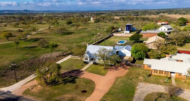 4-bedroom rental at 704 N Creek Rd in Comfort, TX — photo 2