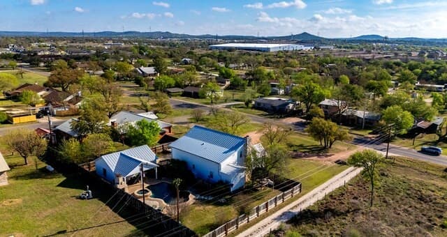 4-bedroom rental at 704 N Creek Rd in Comfort, TX — photo 3