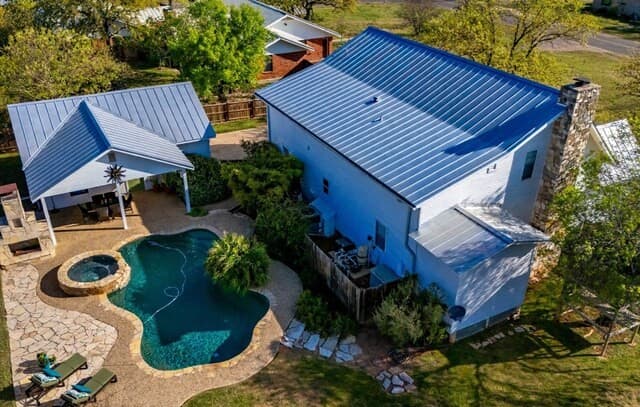 4-bedroom rental at 704 N Creek Rd in Comfort, TX — photo 4