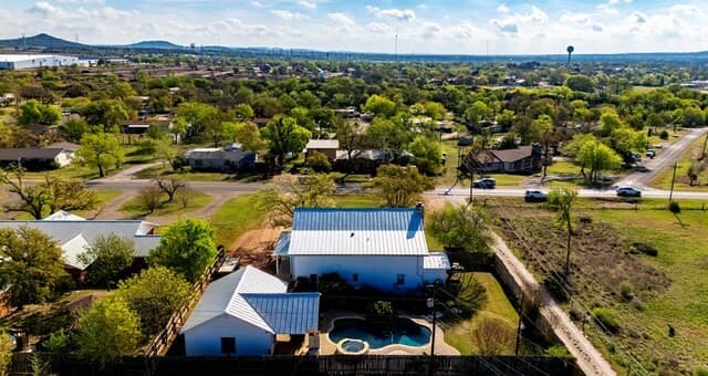 4-bedroom rental at 704 N Creek Rd in Comfort, TX — photo 5
