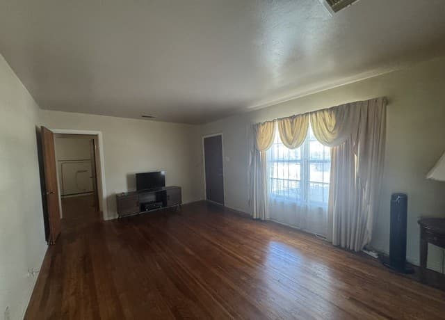 3-bedroom rental at 131 Danny Clay Dr in San Antonio, TX — photo 2