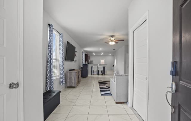 3-bedroom rental at 6238 Longhurst in San Antonio, TX — photo 3