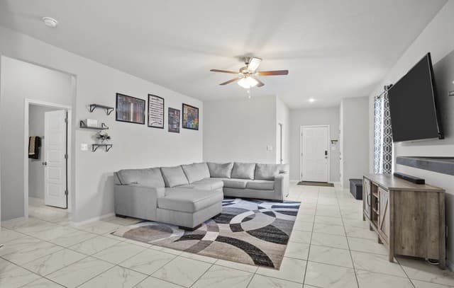 3-bedroom rental at 6238 Longhurst in San Antonio, TX — photo 4