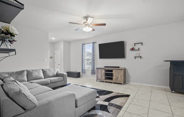 3-bedroom rental at 6238 Longhurst in San Antonio, TX — photo 5