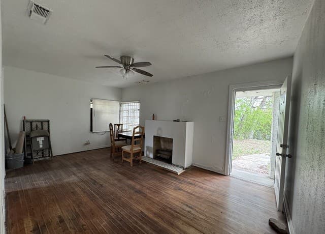 2-bedroom rental at 560 W Lynwood in San Antonio, TX — photo 1