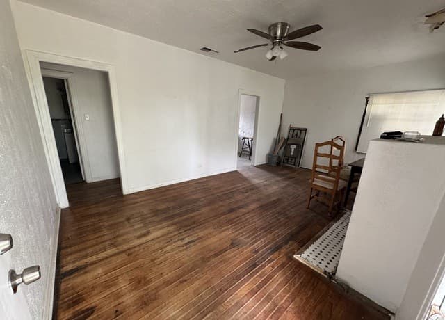 2-bedroom rental at 560 W Lynwood in San Antonio, TX — photo 2