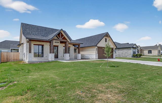 3-bedroom rental at 721 N Dickson in Poth, TX — photo 3