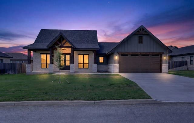 3-bedroom rental at 721 N Dickson in Poth, TX — photo 4