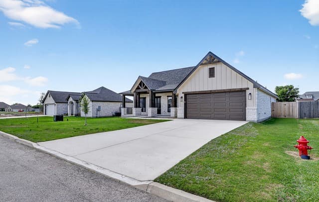 3-bedroom rental at 721 N Dickson in Poth, TX — photo 5