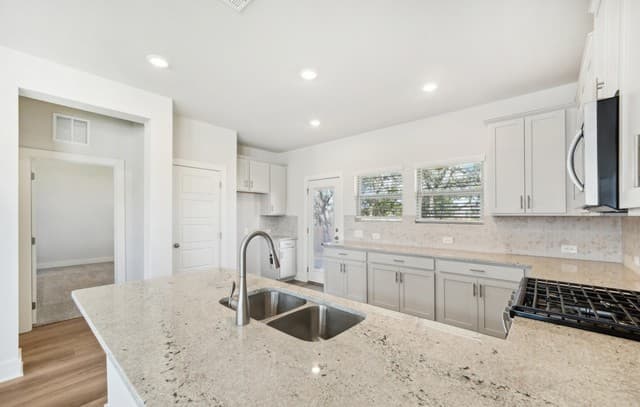 4-bedroom rental at 882 Shatterhand Blvd in San Antonio, TX — photo 5