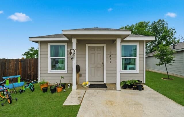 3-bedroom rental at 7295 Pasture Run in San Antonio, TX — photo 2