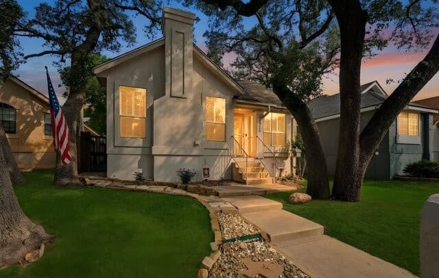 3-bedroom rental at 16915 Brookwood in San Antonio, TX — photo 2