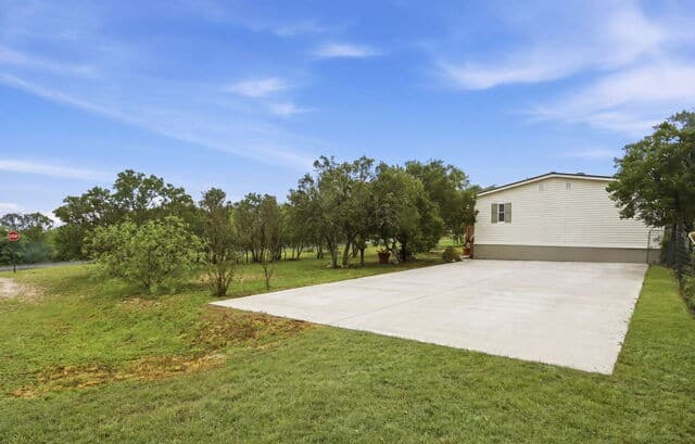 3-bedroom rental at 9923 County Road 5735 in Castroville, TX — photo 4