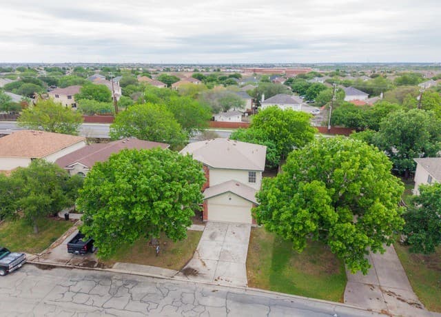 4-bedroom rental at 4806 Crestwood Hill Dr in San Antonio, TX — photo 4