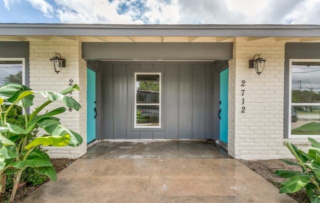6-bedroom rental at 2712 Nacogdoches Rd in San Antonio, TX — photo 1