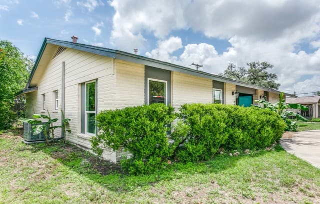 6-bedroom rental at 2712 Nacogdoches Rd in San Antonio, TX — photo 2