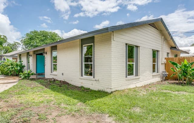6-bedroom rental at 2712 Nacogdoches Rd in San Antonio, TX — photo 3