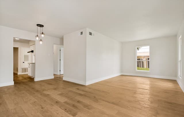 6-bedroom rental at 2712 Nacogdoches Rd in San Antonio, TX — photo 4
