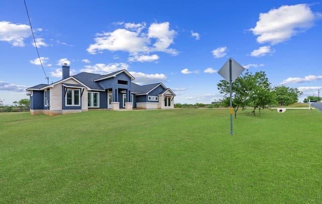 5-bedroom rental at 9991 Crow Ln in Adkins, TX — photo 2