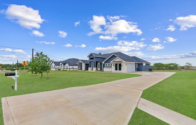 5-bedroom rental at 9991 Crow Ln in Adkins, TX — photo 3