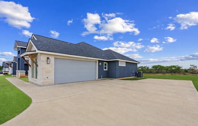 5-bedroom rental at 9991 Crow Ln in Adkins, TX — photo 5