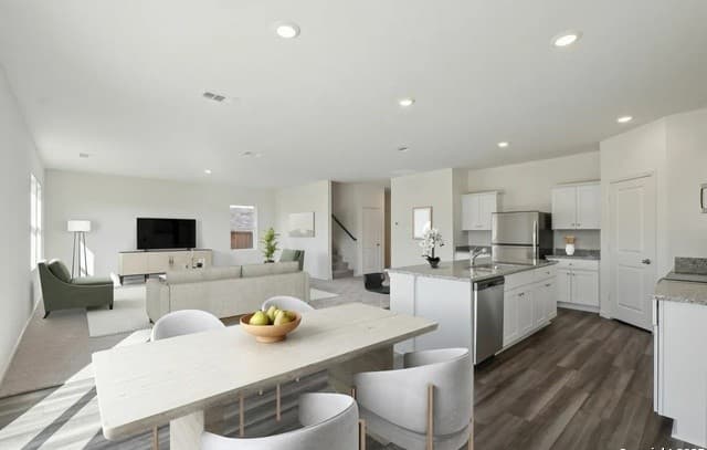 5-bedroom rental at 7251 King Bend in San Antonio, TX — photo 2
