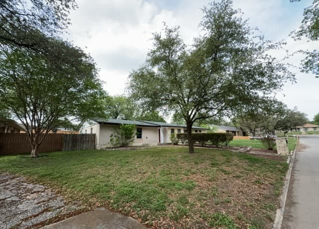 4-bedroom rental at 202 Shalimar Dr in Castle Hills, TX — photo 2