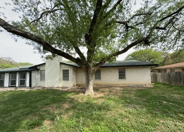 4-bedroom rental at 202 Shalimar Dr in Castle Hills, TX — photo 3