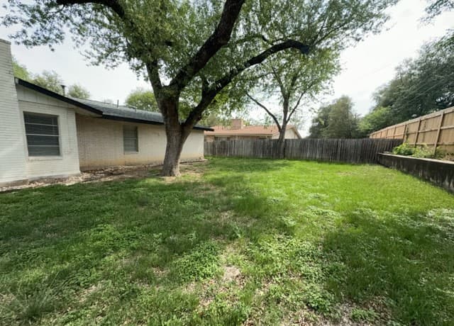 4-bedroom rental at 202 Shalimar Dr in Castle Hills, TX — photo 4