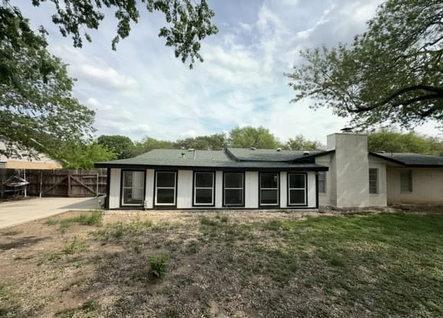 4-bedroom rental at 202 Shalimar Dr in Castle Hills, TX — photo 5