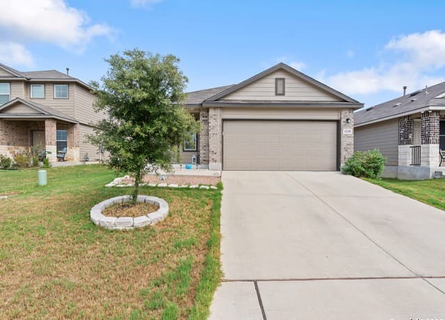 3-bedroom rental at 13218 Desana Spgs in St Hedwig, TX — photo 3