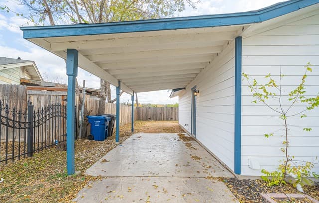 3-bedroom rental at 8310 Running Horse in San Antonio, TX — photo 4
