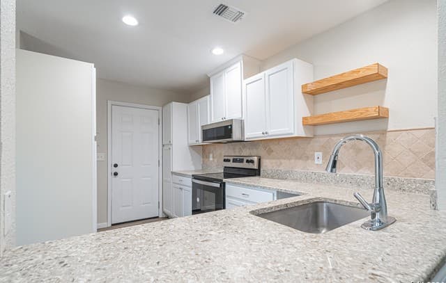 3-bedroom rental at 8310 Running Horse in San Antonio, TX — photo 5