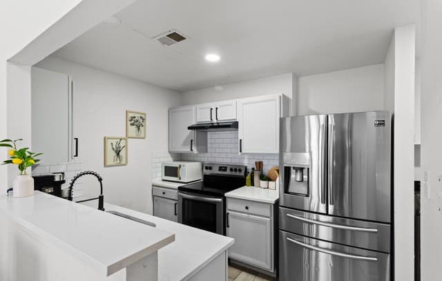 3-bedroom rental at 6110 Ashley Spgs in San Antonio, TX — photo 4