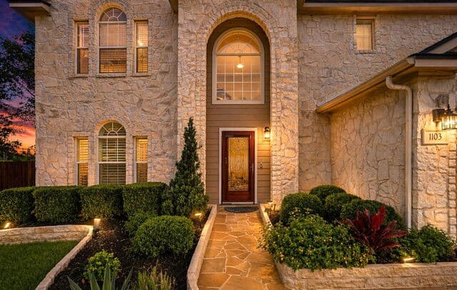 5-bedroom rental at 1103 El Sierro in San Antonio, TX — photo 2