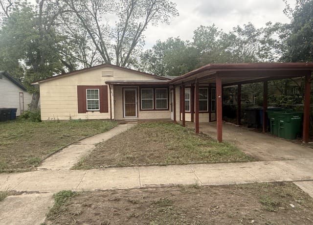 5-bedroom rental at 470 E Amber St in San Antonio, TX — photo 1