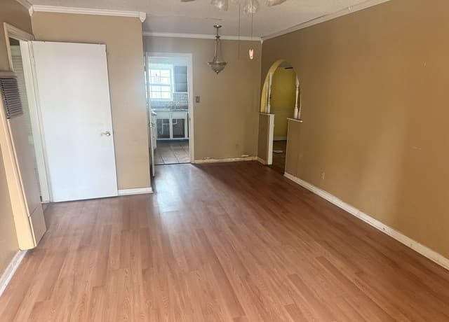 5-bedroom rental at 470 E Amber St in San Antonio, TX — photo 2