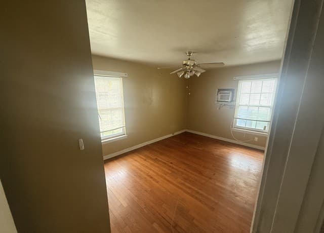 5-bedroom rental at 470 E Amber St in San Antonio, TX — photo 5