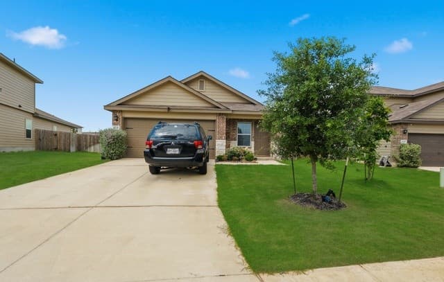 3-bedroom rental at 4219 Thyme Gdn in Von Ormy, TX — photo 2