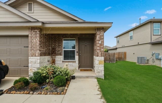 3-bedroom rental at 4219 Thyme Gdn in Von Ormy, TX — photo 3