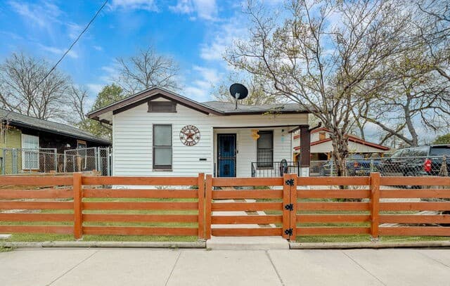 3-bedroom rental at 1650 W Laurel in San Antonio, TX — photo 1