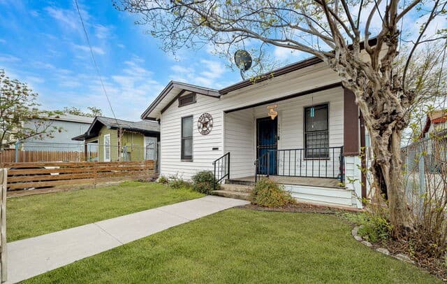 3-bedroom rental at 1650 W Laurel in San Antonio, TX — photo 2