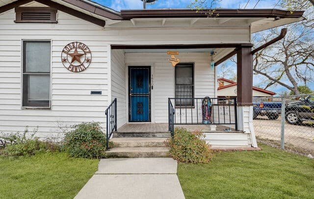 3-bedroom rental at 1650 W Laurel in San Antonio, TX — photo 3