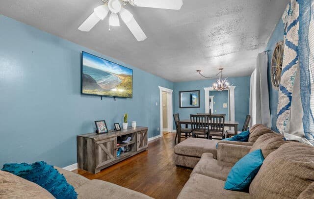 3-bedroom rental at 1650 W Laurel in San Antonio, TX — photo 4