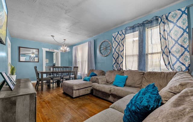 3-bedroom rental at 1650 W Laurel in San Antonio, TX — photo 5