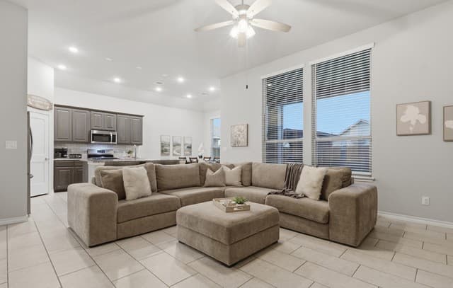 3-bedroom rental at 10131 Harr Knl in San Antonio, TX — photo 2