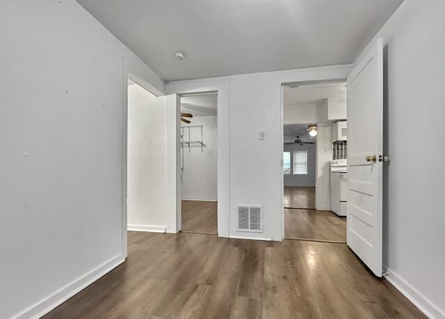 2-bedroom rental at 405 Monticello Ct in San Antonio, TX — photo 5