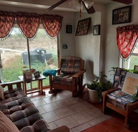 2-bedroom rental at 387 Mills Ranch Rd in Pleasanton, TX — photo 3