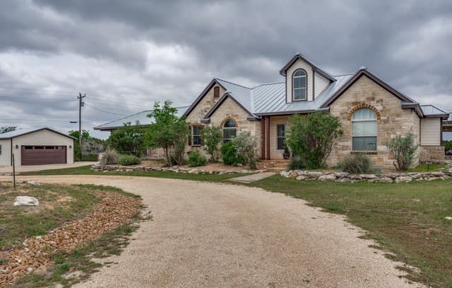4-bedroom rental at 106 River Mountain Dr in Boerne, TX — photo 4